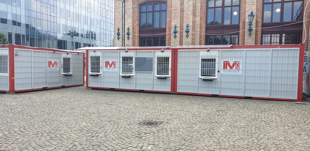 Már a Nyugati pályaudvaron a pénztárosi konténerek