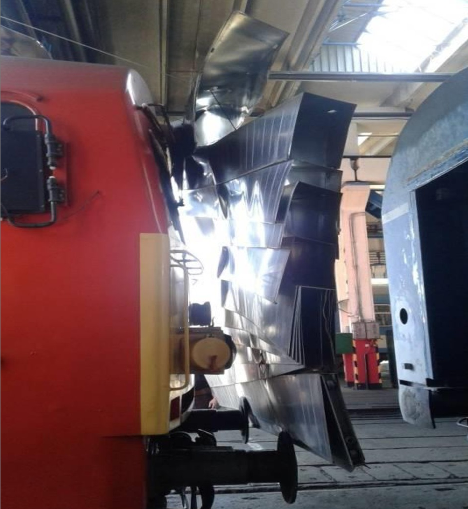 Biztonsági tájékoztató: júliusban egy mozdony nem bírt magával, műhelykaput zúzott le